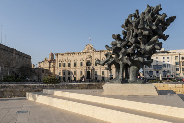 foto  - Auberge de Castile, main square of La Valletta, Malta, Europe