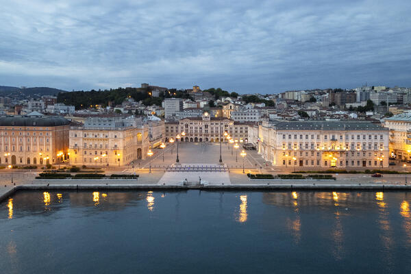 foto  - The main square of Trieste during blue hour, Trieste, Friuli Venezia Giulia, Italy, Europe