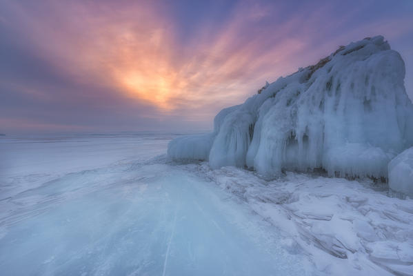 foto  - Ice mountain at sunrise at lake Baikal, Irkutsk region, Siberia, Russia
