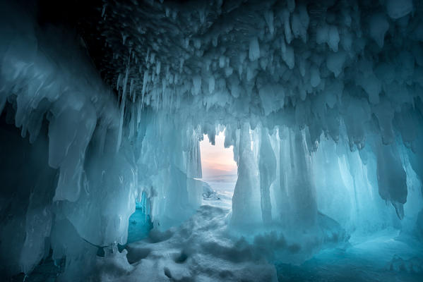 foto  - Ice stalactites in a cave at the shore at lake Baikal, Irkutsk region, Siberia, Russia