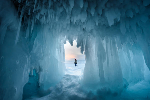 foto  - Ice stalactites in a cave at the shore at sunset at lake Baikal, Irkutsk region, Siberia, Russia
