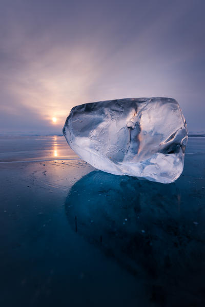 foto  - Piece of ice with sun reflection at lake Baikal, Irkutsk region, Siberia, Russia