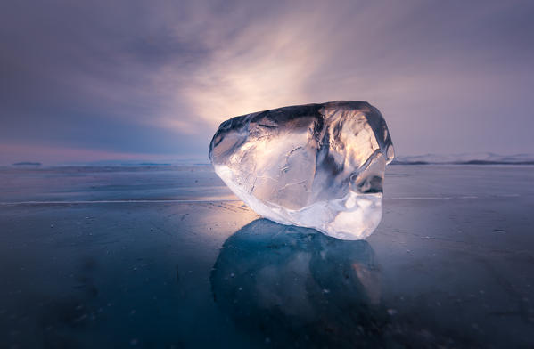 foto  - Piece of ice with sun reflection at lake Baikal, Irkutsk region, Siberia, Russia