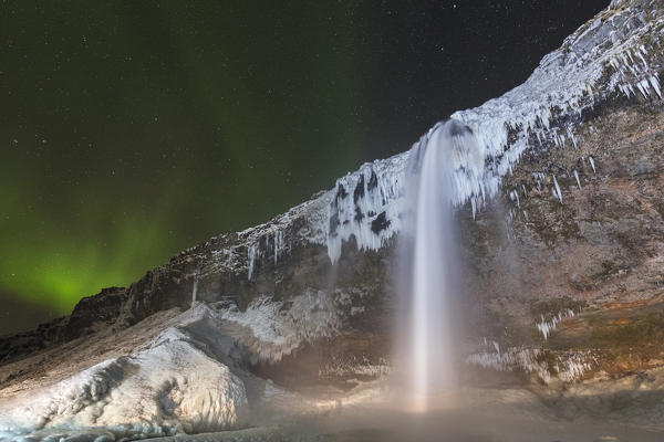 foto  - Northern lights at Seljalandsfoss, Skógar, Iceland, Northern Europe 