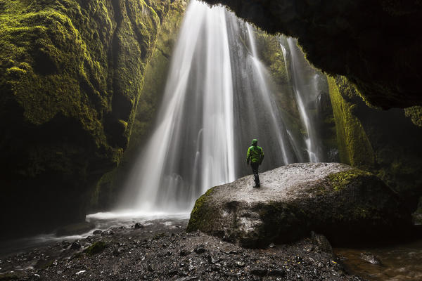 foto  - Man into a cave in front of a waterfall, Gljufrafoss, Skógar, Iceland, Northern Europe  (MR)