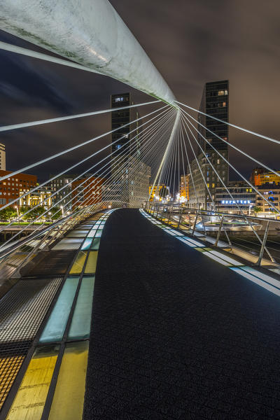 foto  - Zubizuri bridge illuminated at night, Bilbao, Basque country, Spain, Iberian Peninsula, Western Europe