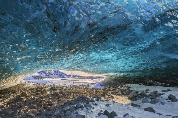 foto  - The entrance of an ice cave of Breidamerkurjokull, Austurland, Iceland, Northern Europe