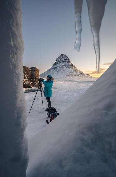foto  - A photographer at Kirkjufell during sunrise, Grundarfjörður, Snæfellsnes peninsula, Vesturland region, Iceland, Northern Europe 
