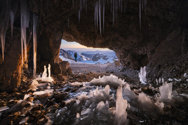 foto  - A man at Grotta dei Pagani with stalactites and stalagmites, Castione della Pesolana, Prealpi Orobie, Bergamo, Lombardy, Italy, Southern Europe (MR)