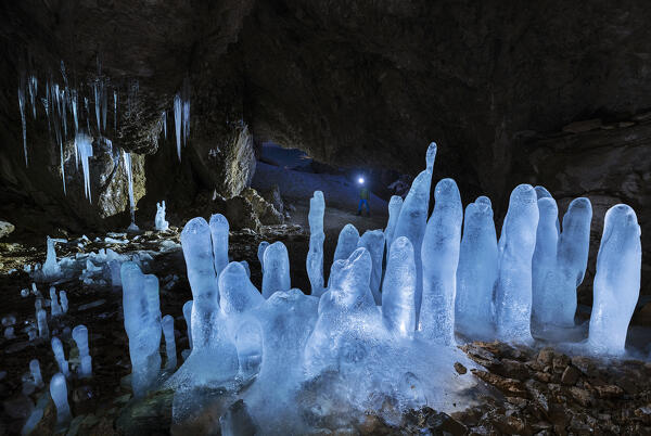 foto  - A man at Grotta dei Pagani with illuminated stalactites and stalagmites during night, Castione della Pesolana, Prealpi Orobie, Bergamo, Lombardy, Italy, Southern Europe (MR)