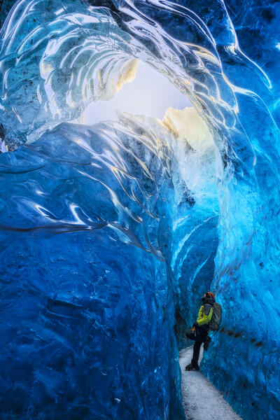 foto  - Man in an ice cave of Breidamerkurjokull, Austurland, Iceland, Northern Europe
