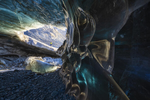 foto  - Man in an ice cave of Breidamerkurjokull, Austurland, Iceland, Northern Europe