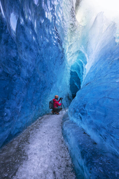foto  - Man in an ice cave of Breidamerkurjokull, Austurland, Iceland, Northern Europe