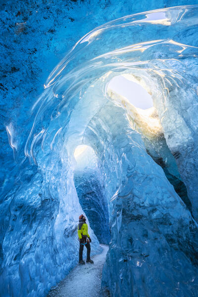 foto  - Man in an ice cave of Breidamerkurjokull, Austurland, Iceland, Northern Europe (MR)