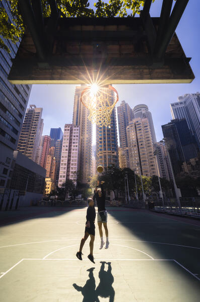 foto  - Two guys playing basketball in the middle of the buildings, Wan Chai, Hong Kong, China, Asia