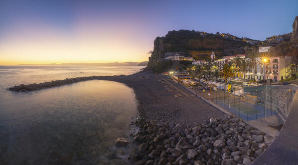 foto  - Illuminated and panoramic view of Ponta do Sol at sunset. Madeira region, Portugal, Europe