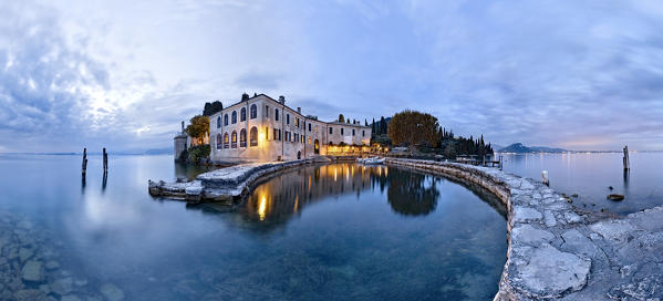 foto  - Twilight at the Bay of Sirens in Punta San Vigilio. Lake Garda, Verona province, Veneto, Italy, Europe.