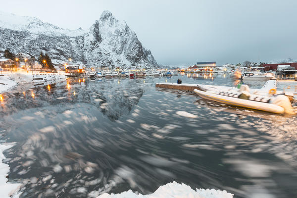 foto  - Port of Svolvaer lit up at night, Lofoten islands, Norway