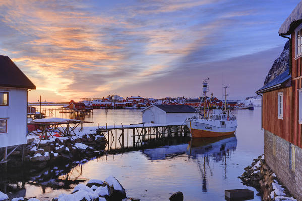 foto  - Fishing boat at a small fishing dock at Reine at sunrise in winter, lofoten islands, nordland, norway, europe