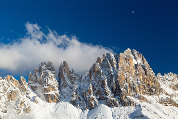 foto  - Blue sky and snow on the rocky peaks of the Rosengarten massif in winter Dolomites Bolzano South Tyrol Italy Europe