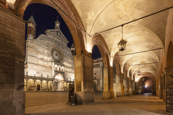 foto  - Cremona, Lombardy, Italy. Arcade of town hall and the cathedral in the evening.