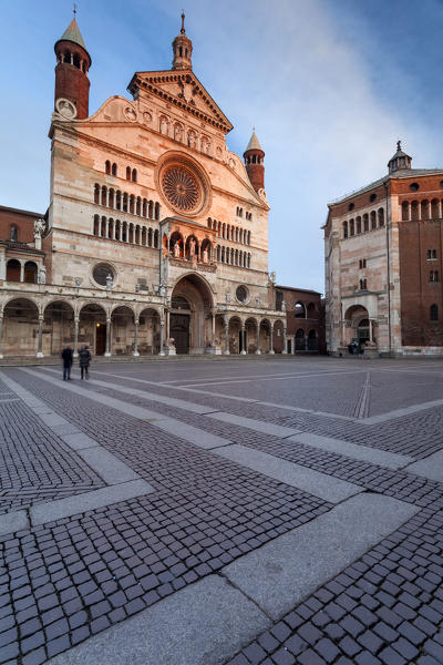 foto  - Cremona, Lombardy, Italy. Cathedral and baptistery at sunset