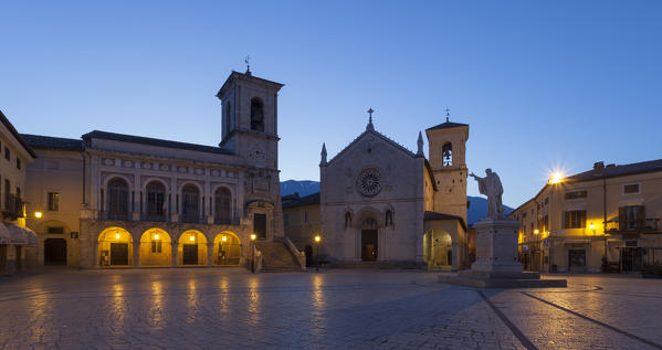 foto  - Norcia, Sibillini National park, Umbria, Italy. Main square  of Norcia village at dawn