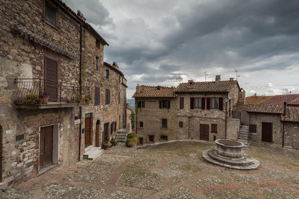 foto  - Castiglione d'Orcia, Orcia valley, Tuscany, Italy. View of small mail square