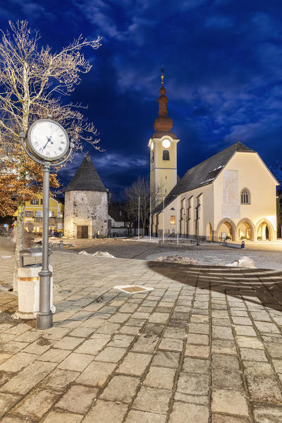 foto  - Tarvisio in Val Canale by night, main square with Sts. Peter and Paul Church, Udine, Friuli Venezia Giulia, Italy