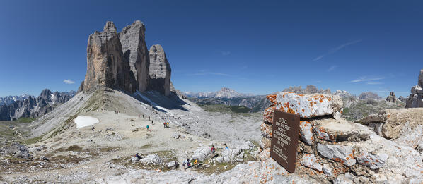 foto  - Europe, Italy, Veneto, Belluno. Tre Cime di Lavaredo seen from Lavaredo fork in a summer sunny day