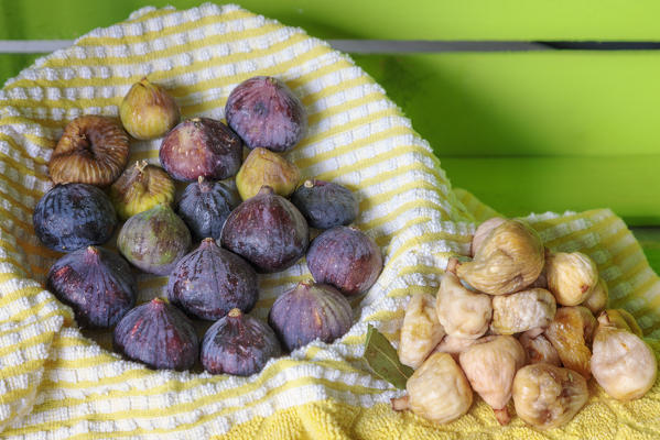 foto  - Mostar, Bosnia and Herzegovina. Basket with figs and dried figs